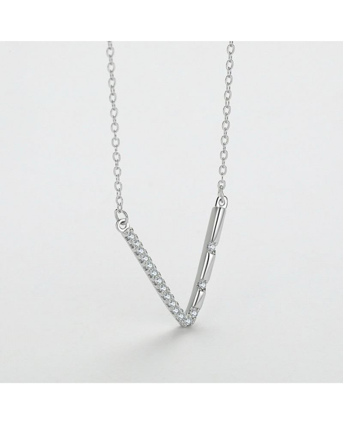 Collier V en Argent avec Zircons – Élégance Minimaliste et Raffinée