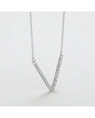 Collier V en Argent avec Zircons – Élégance Minimaliste et Raffinée