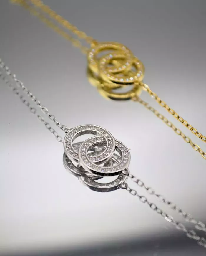 Bracelet en argent avec anneaux et zirconium – Élégance moderne