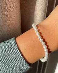 Bracelet en perles blanches – Élégance et raffinement