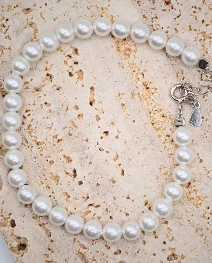Bracelet en perles blanches – Élégance et raffinement