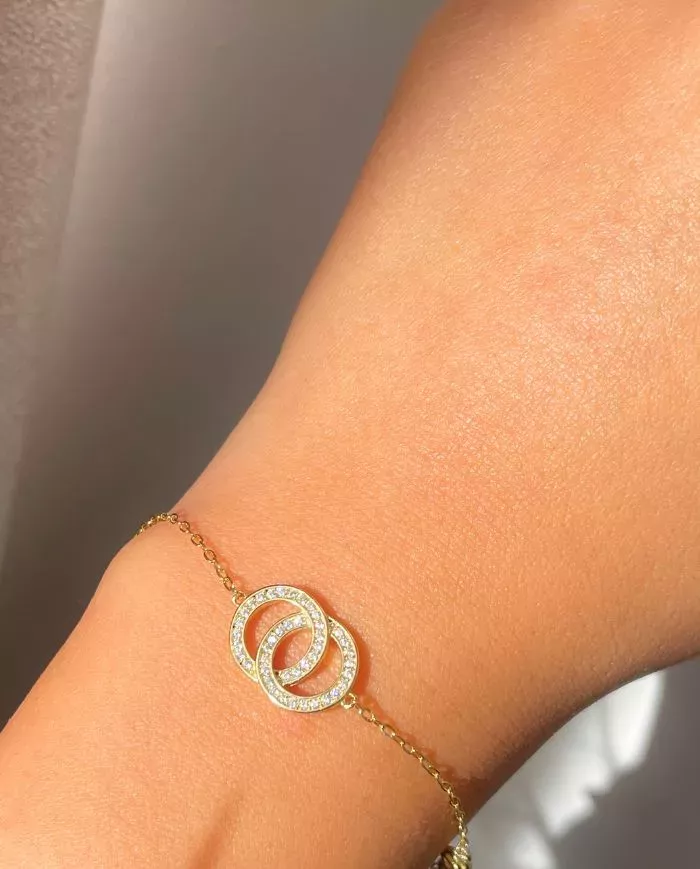 Bracelet plaqué or avec anneaux et cristaux – Élégance moderne