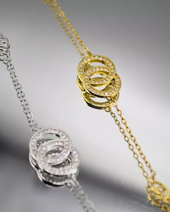 Bracelet plaqué or avec anneaux et cristaux – Élégance moderne