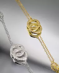 Bracelet plaqué or avec anneaux et cristaux – Élégance moderne