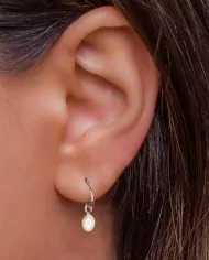 Boucles d'oreilles en argent avec perle blanche – Élégance pure