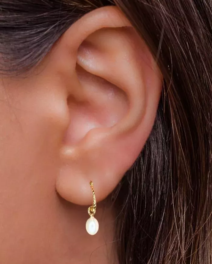 Créoles dorées avec perle blanche – Élégance et raffinement