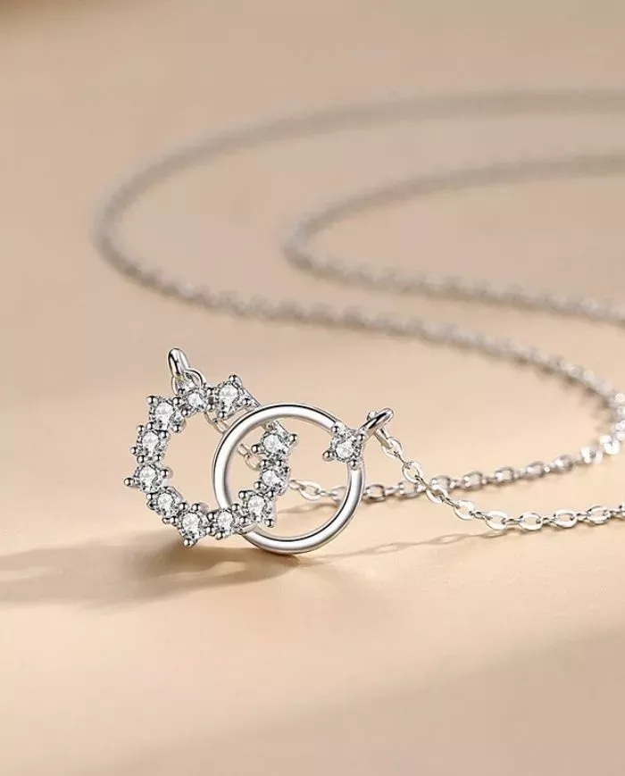 Collier Anneaux Entrelacés en Argent avec Zircons – Unité et Éternité