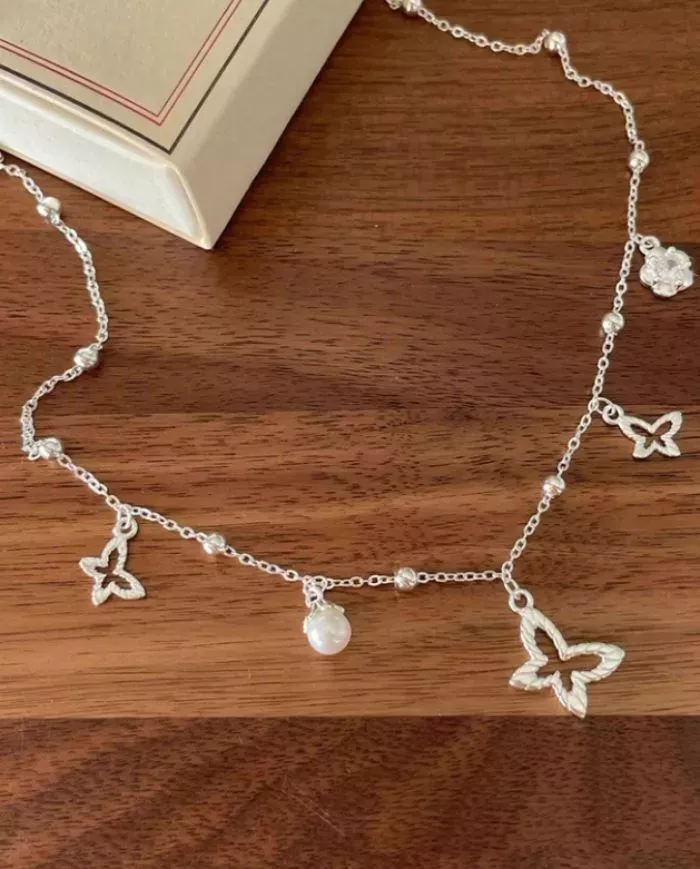 Collier en argent avec papillons et perles – Élégance bohème