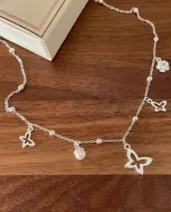 Collier en argent avec papillons et perles – Élégance bohème