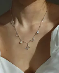 Collier en argent avec papillons et perles – Élégance bohème