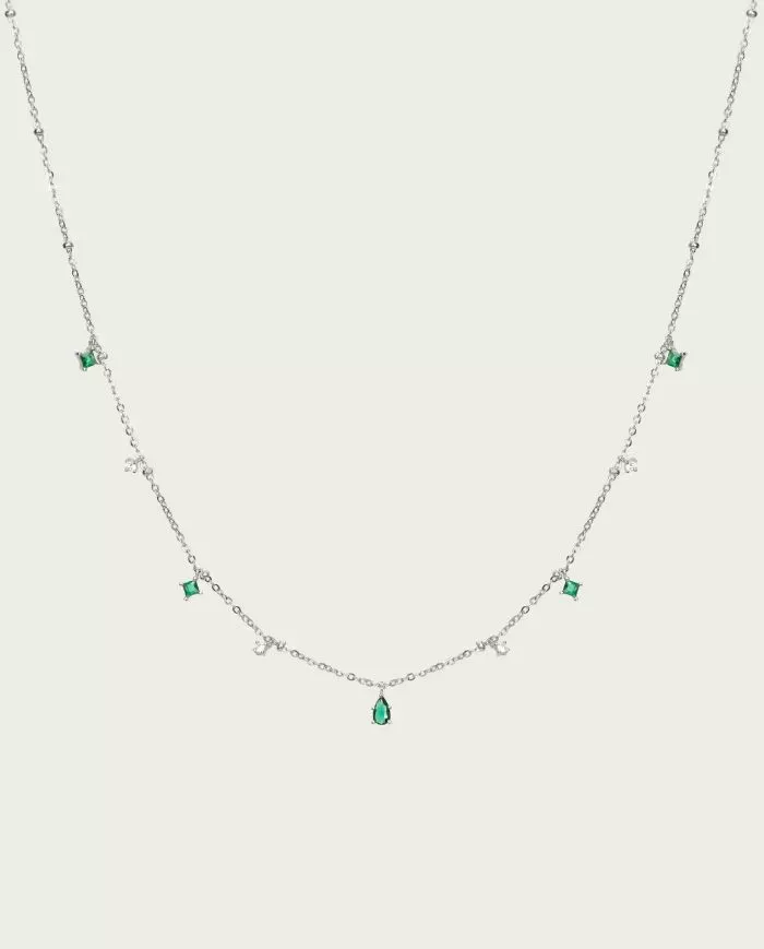 Collier en argent avec pendentifs verts et perles – Élégance raffinée