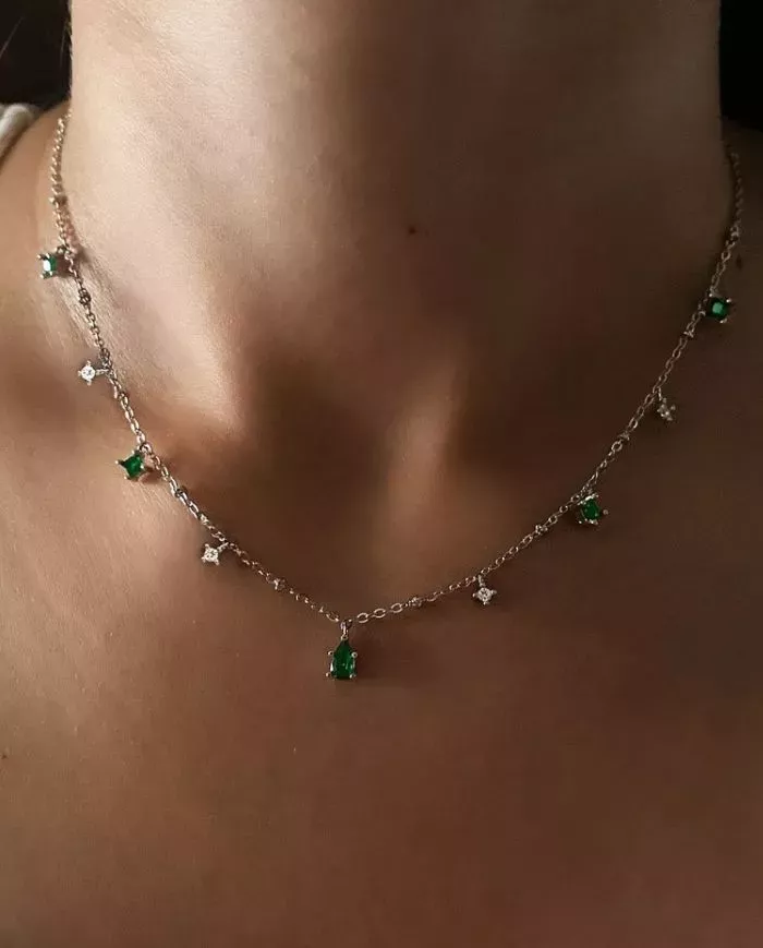 Collier en argent avec pendentifs verts et perles – Élégance raffinée