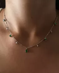 Collier en argent avec pendentifs verts et perles – Élégance raffinée