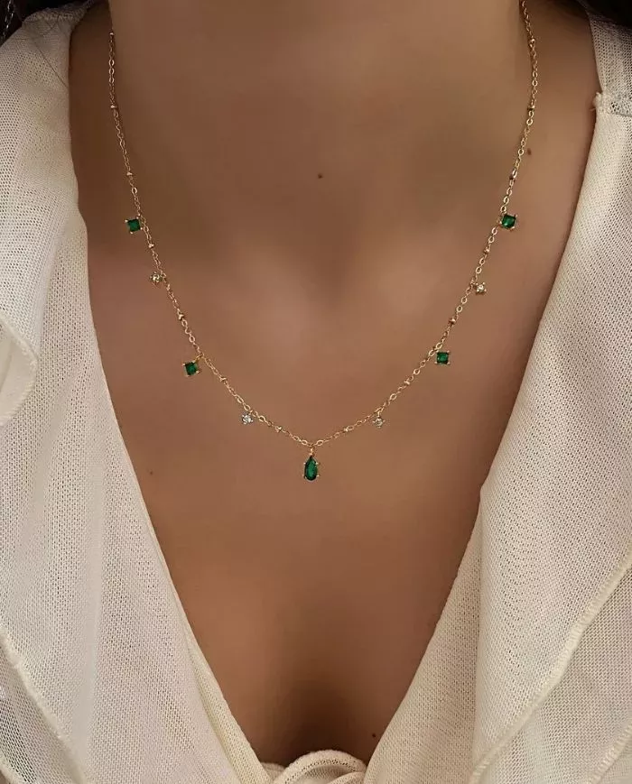 Collier plaqué or avec pendentifs verts et perles – Élégance chic