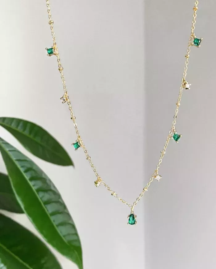 Collier plaqué or avec pendentifs verts et perles – Élégance chic