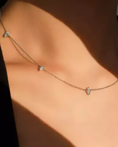 Collier en argent avec motifs incrustés – Élégance et modernité