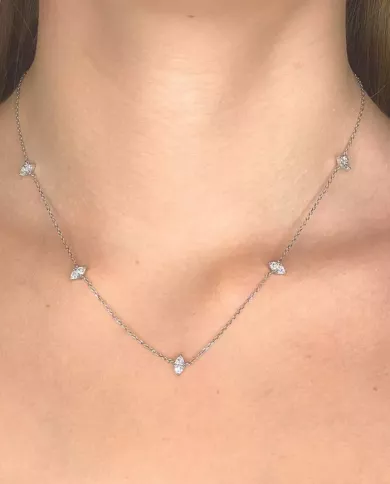 Collier en argent avec motifs incrustés – Élégance et modernité