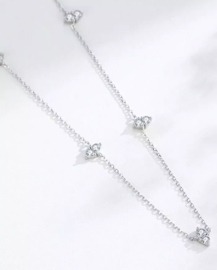 Collier en argent avec motifs incrustés – Élégance et modernité