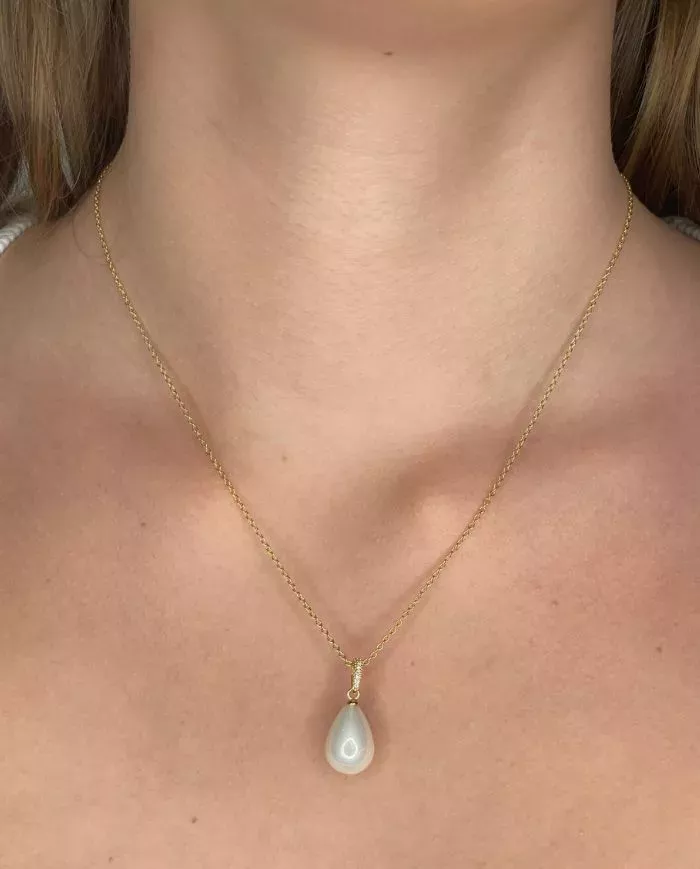 Collier plaqué or avec perle goutte et cristaux de zirconium