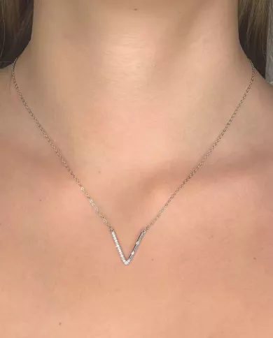 Collier V en Argent avec Zircons – Élégance Minimaliste et Raffinée