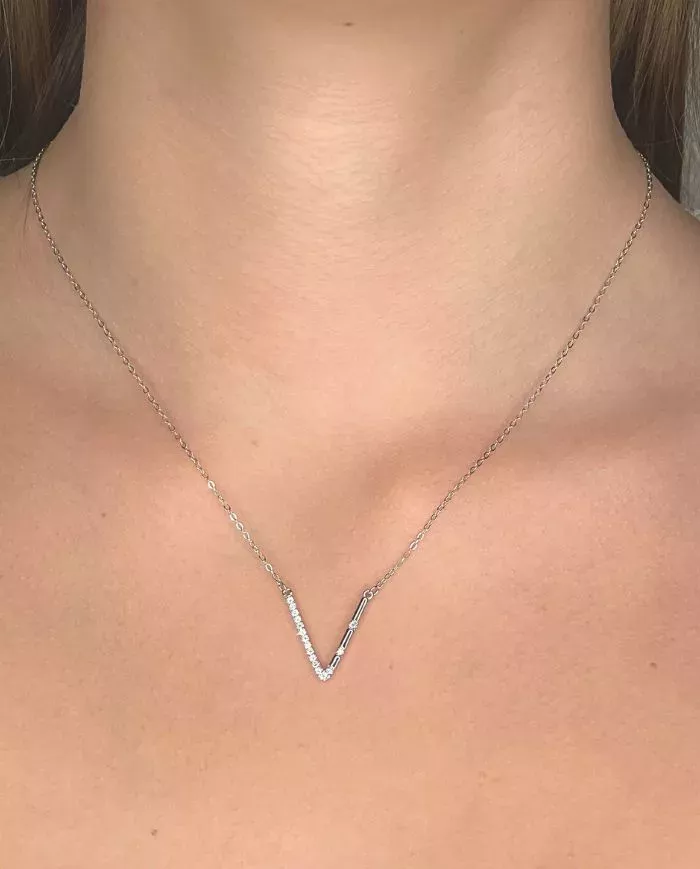Collier V en Argent avec Zircons – Élégance Minimaliste et Raffinée