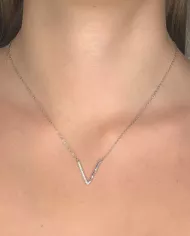 Collier V en Argent avec Zircons – Élégance Minimaliste et Raffinée