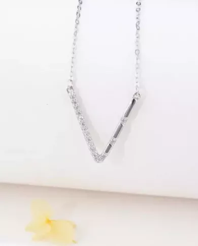 Collier V en Argent avec Zircons – Élégance Minimaliste et Raffinée