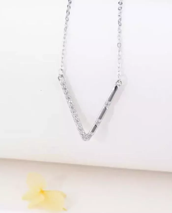 Collier V en Argent avec Zircons – Élégance Minimaliste et Raffinée