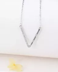 Collier V en Argent avec Zircons – Élégance Minimaliste et Raffinée