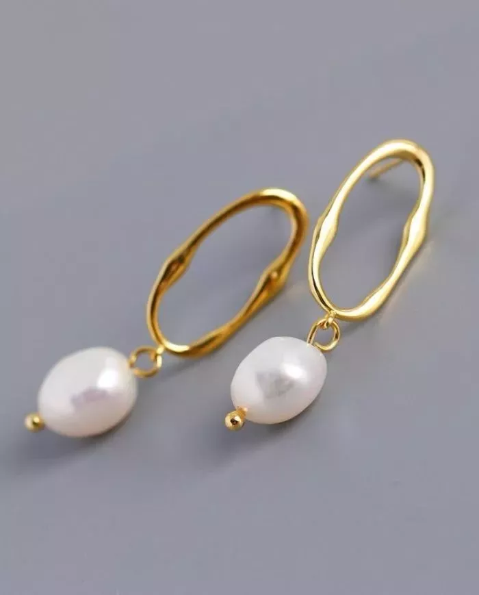 Boucles d'Oreilles en Argent Plaqué Or avec Perles – Élégance Moderne