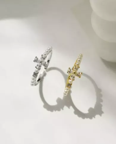 Éclat Divin – Bague Fleur Croisée en Perles et Zirconia ciel argente