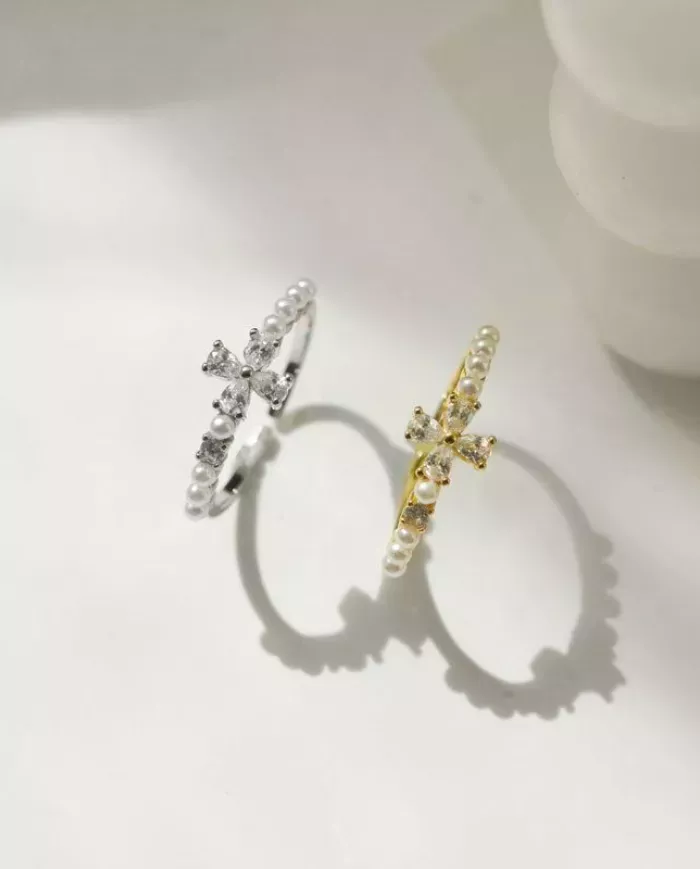 Éclat Divin – Bague Fleur Croisée en Perles et Zirconia ciel argente