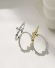 Éclat Divin – Bague Fleur Croisée en Perles et Zirconia ciel argente
