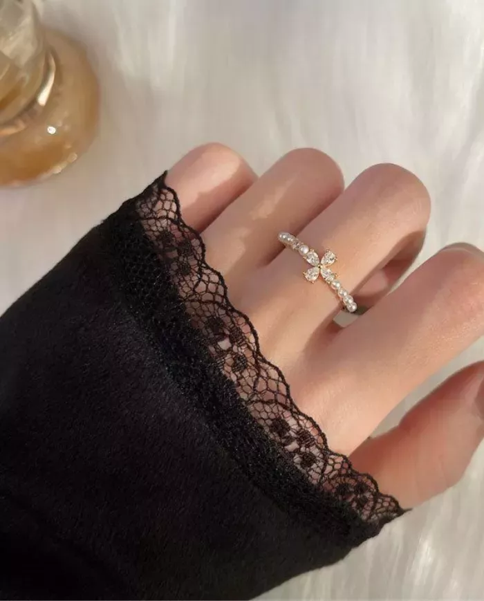 Éclat Divin – Bague Fleur Croisée en Perles et Zirconia ciel argente