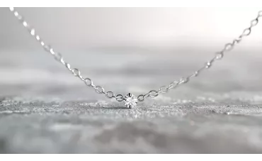 Comprendre la distinction entre l'argent et l'argent sterling : Tout ce que vous devez savoir