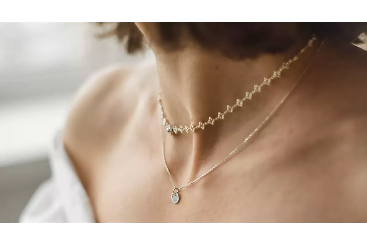 Quel collier porter avec une robe col en v pour un style parfait ? Quel collier porter avec une robe col en v pour un style parfait ?