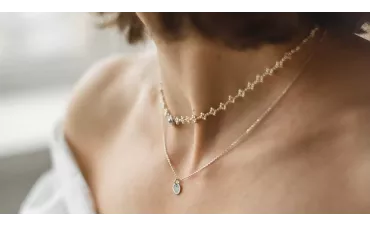 Quel collier porter avec une robe col en v pour un style parfait ?