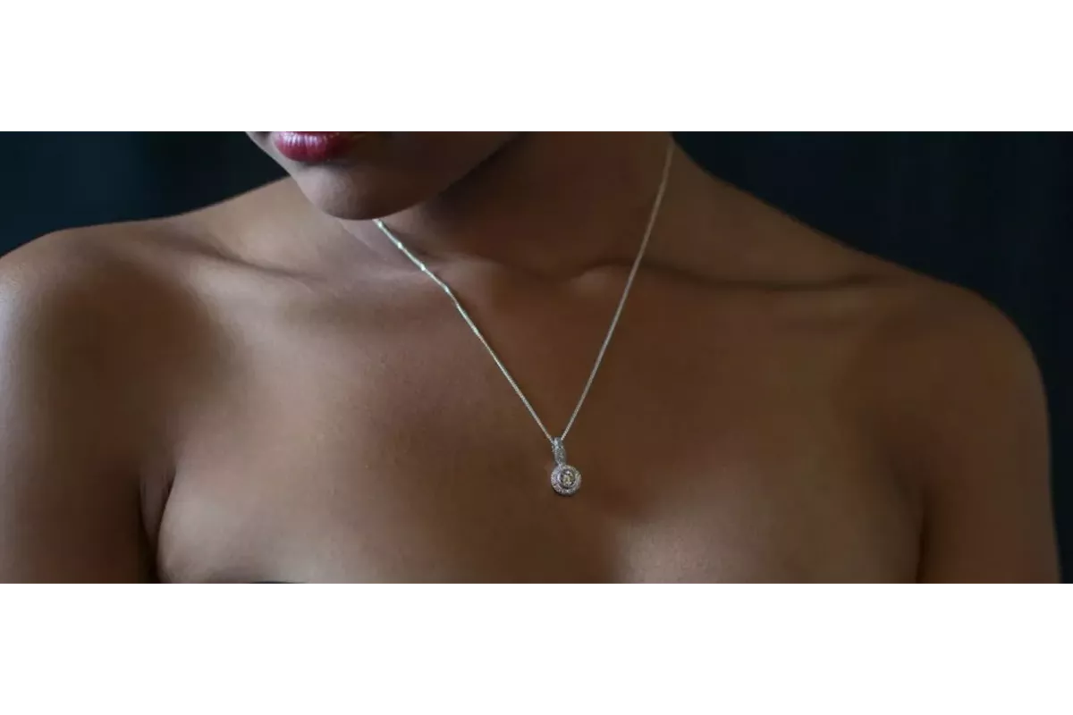 Les erreurs à éviter avec un collier et une robe col V Les erreurs à éviter avec un collier et une robe col V